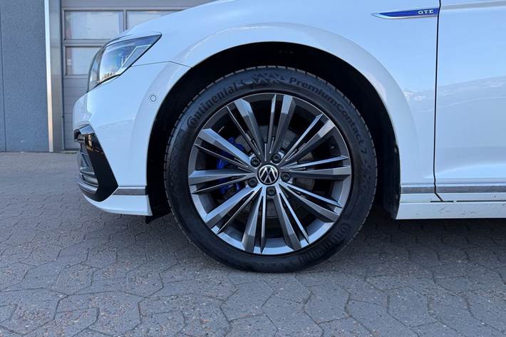 Hvid VW Passat fra 2021