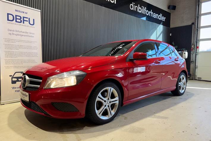Rød Mercedes A200 fra 2014