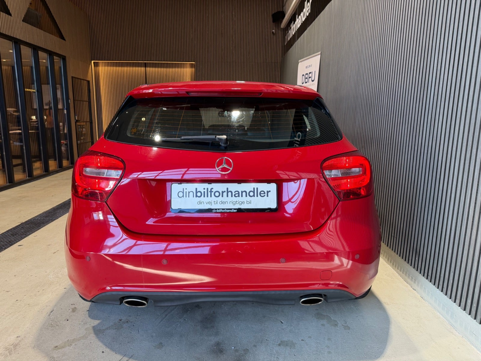 Rød Mercedes A200 fra 2014