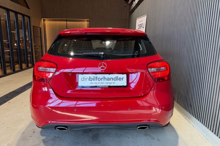 Rød Mercedes A200 fra 2014