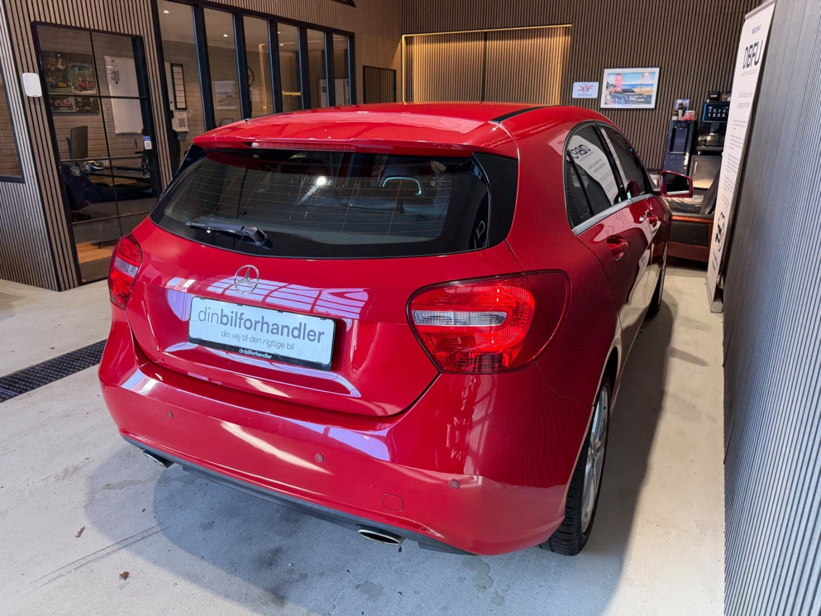 Rød Mercedes A200 fra 2014