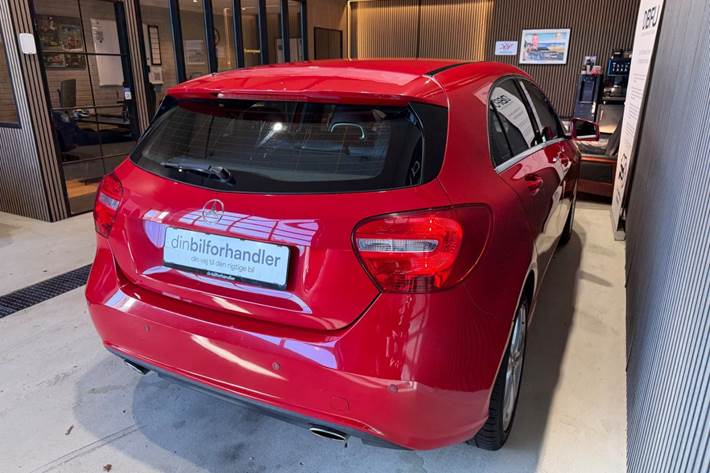 Rød Mercedes A200 fra 2014