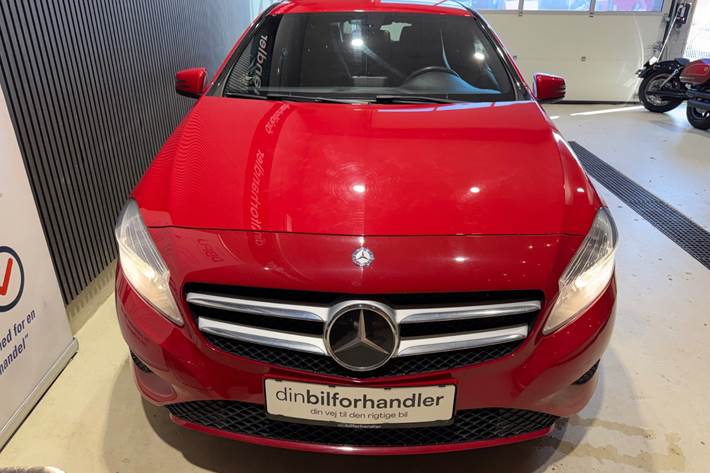 Rød Mercedes A200 fra 2014