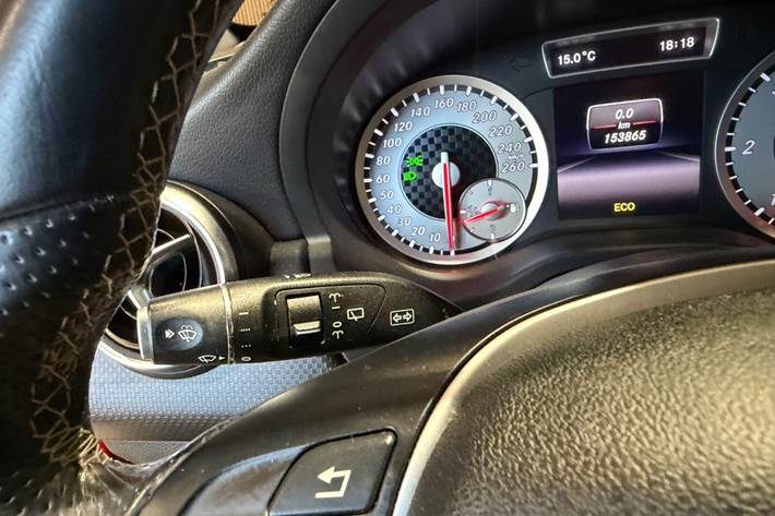 Rød Mercedes A200 fra 2014