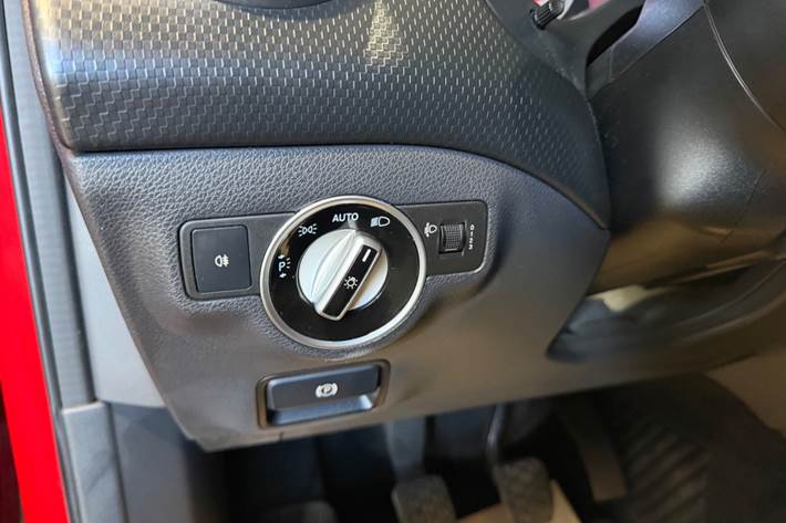 Rød Mercedes A200 fra 2014