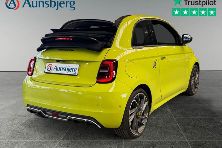 Grøn Abarth 500e fra 2025