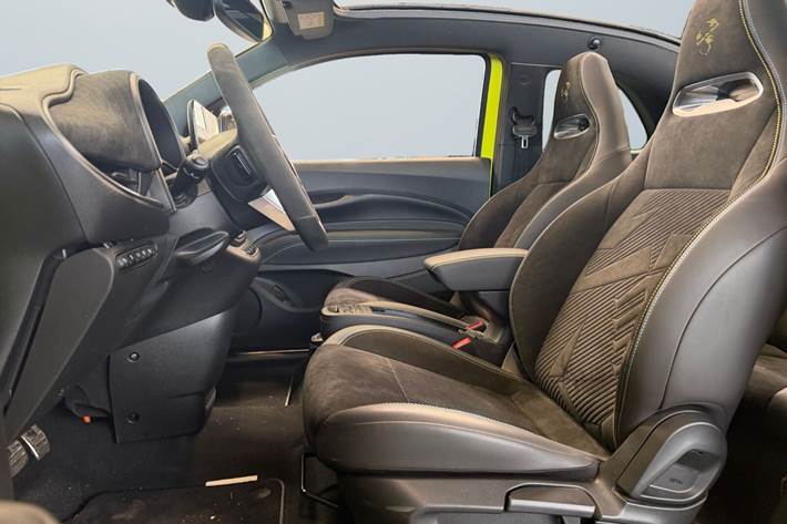 Grøn Abarth 500e fra 2025