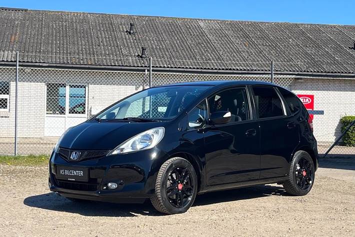 Sort Honda Jazz fra 2015 set udefra