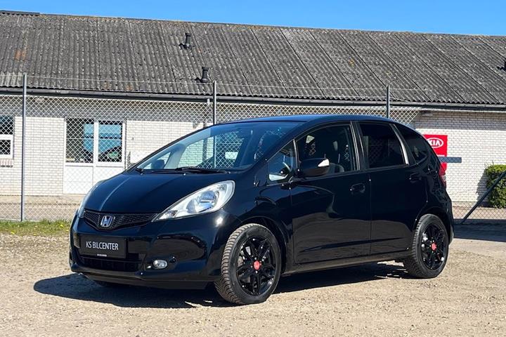 Sort Honda Jazz fra 2015 set udefra