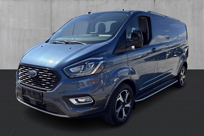 Blå Ford Transit Custom 300 L2 fra 2023 set udefra