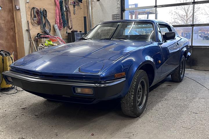 Blå Triumph TR7 fra 1979