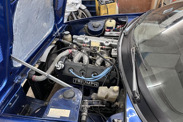 Blå Triumph TR7 fra 1979