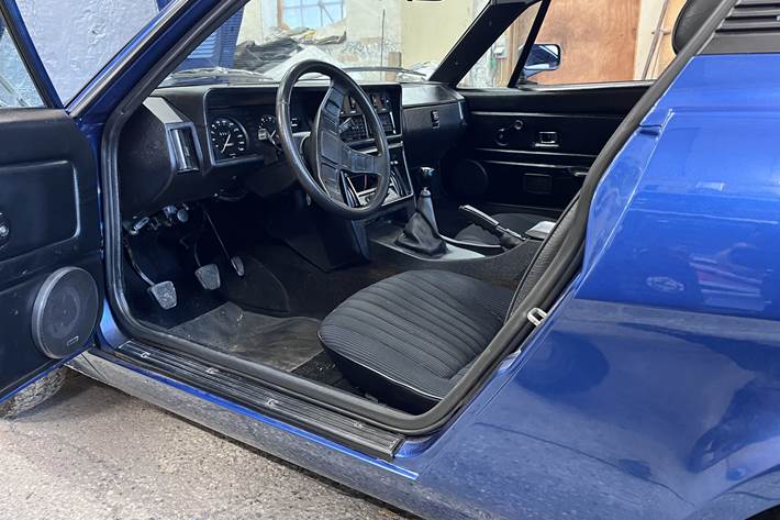 Blå Triumph TR7 fra 1979