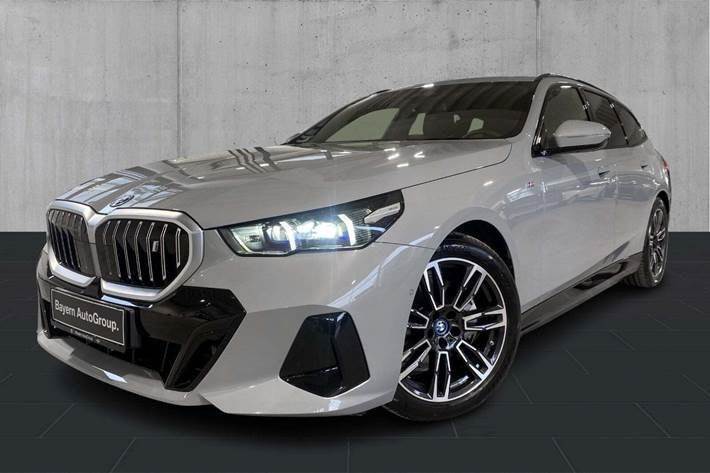 Grå BMW i5 fra 2025