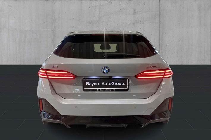 Grå BMW i5 fra 2025