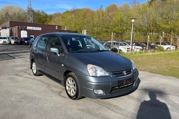 Grå Suzuki Liana fra 2005