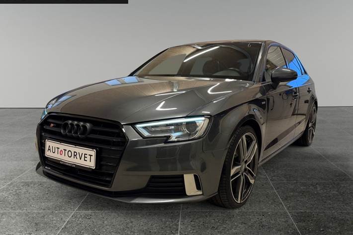 Grå Audi A3 fra 2018 set udefra