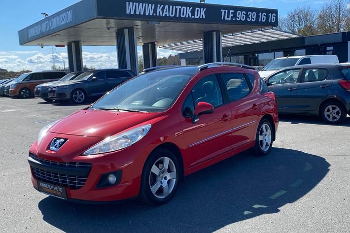 Rød Peugeot 207 fra 2012