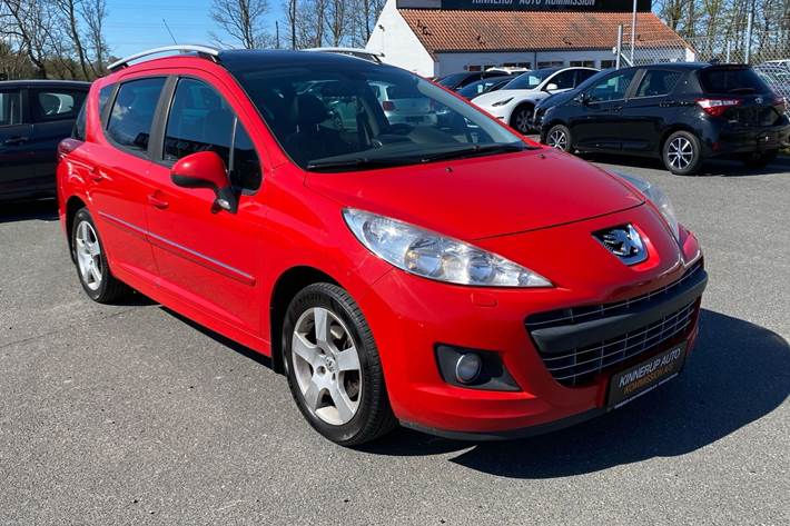 Rød Peugeot 207 fra 2012