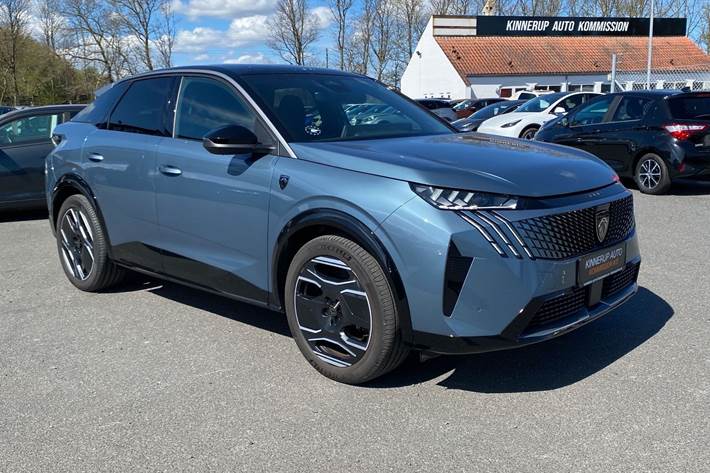 Blå Peugeot e-3008 fra 2024