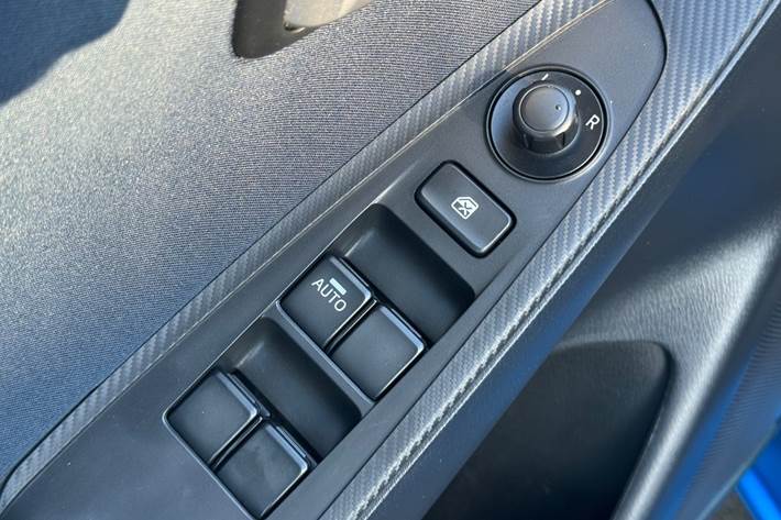 Blå Mazda 2 fra 2015