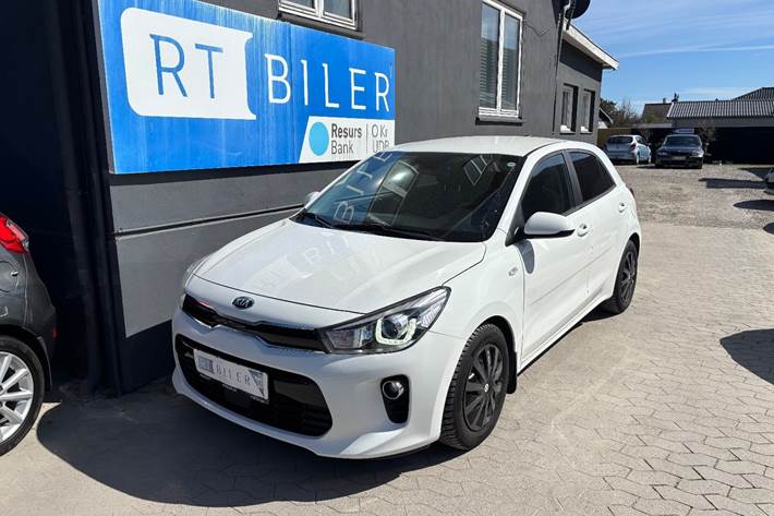 Hvid Kia Rio fra 2020 set udefra
