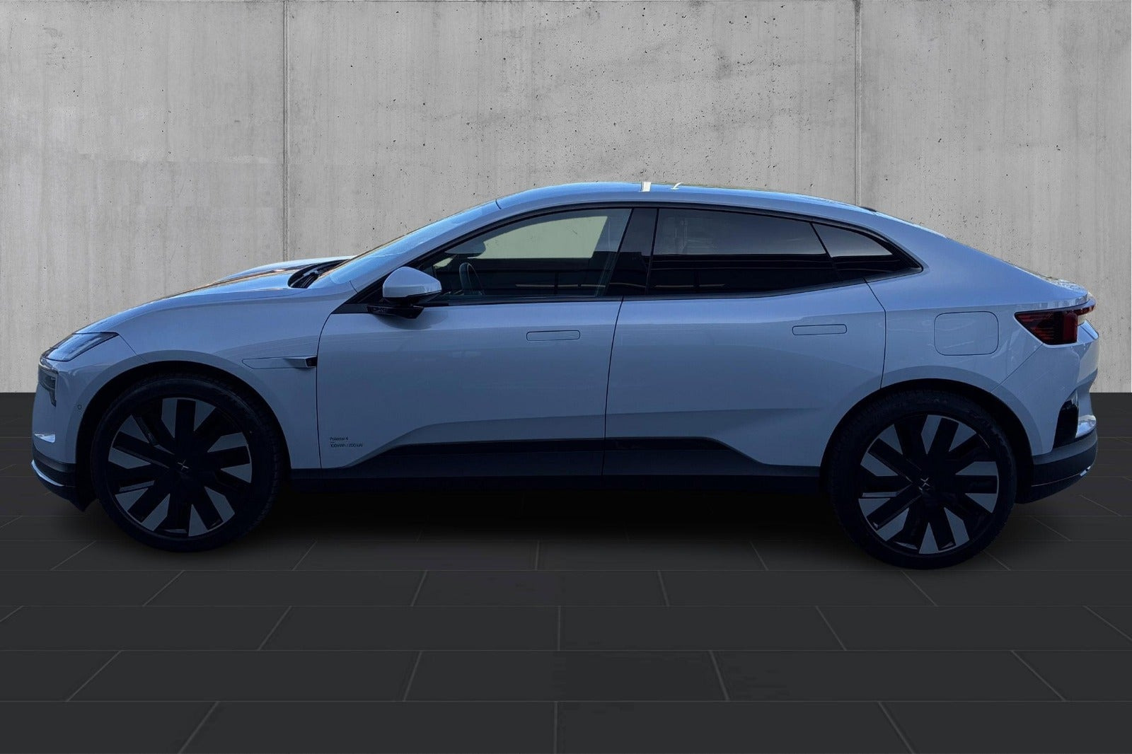 Sølv Polestar 4 fra 2024