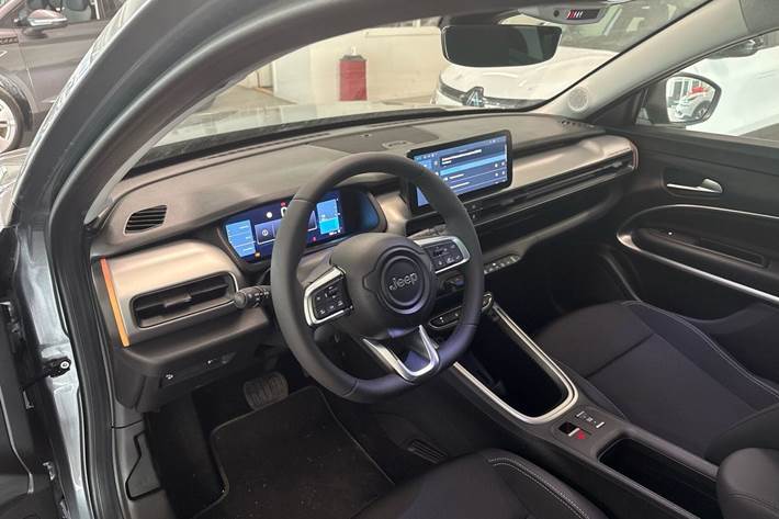 Grå Jeep Avenger fra 2025