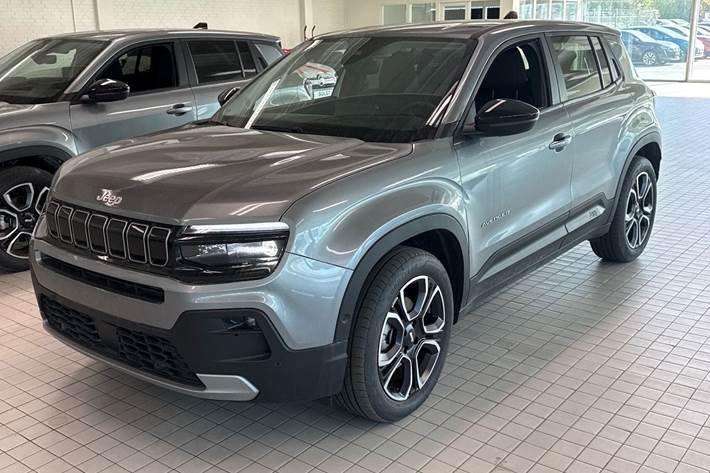 Beige Jeep Avenger fra 2025