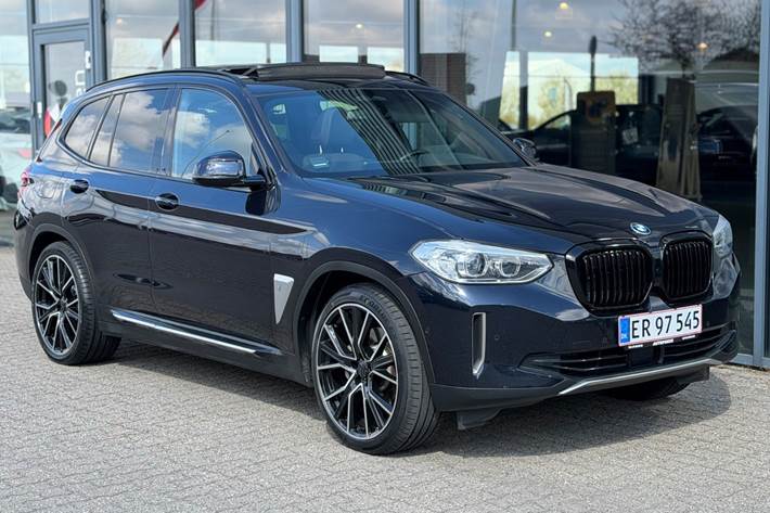 Blå BMW iX3 fra 2021 set udefra