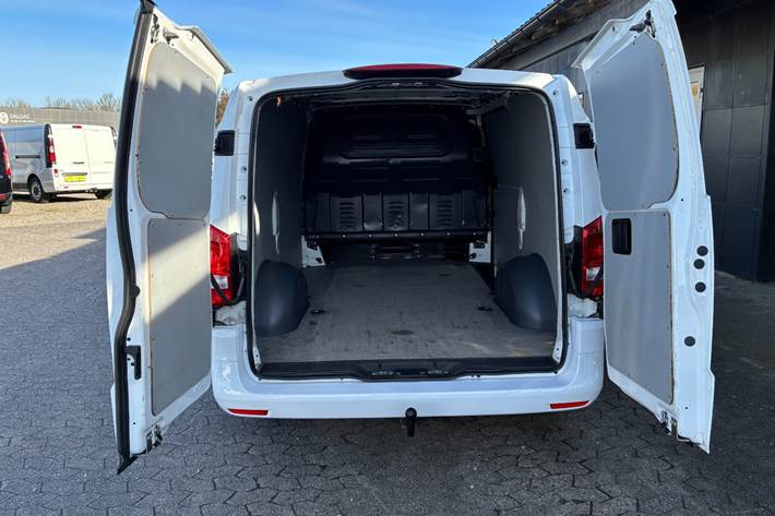 Hvid Mercedes Vito 116 fra 2021