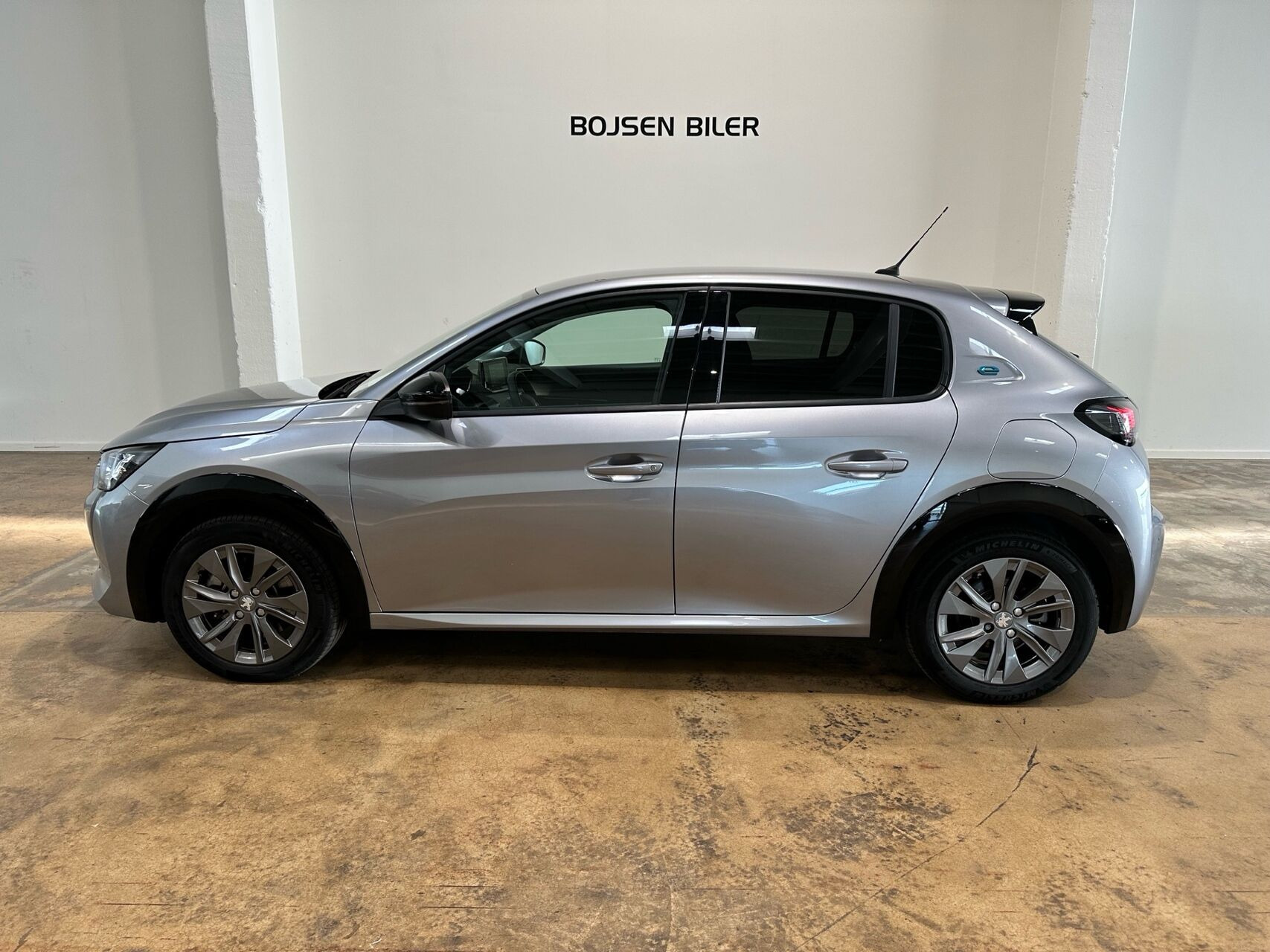 Grå Peugeot e-208 fra 2023