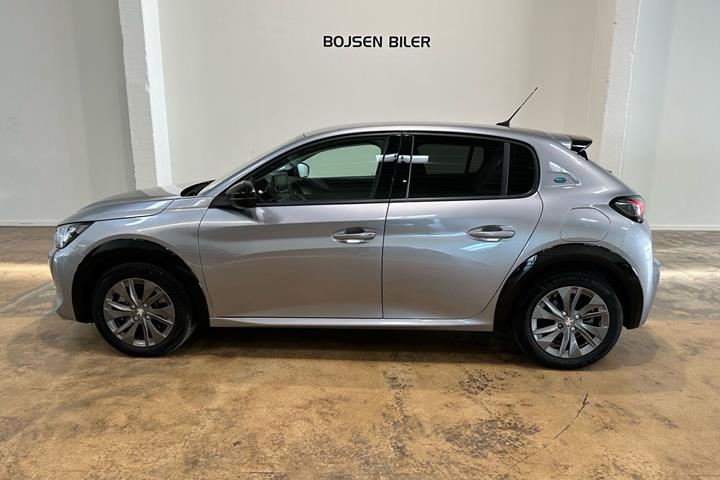 Grå Peugeot e-208 fra 2023