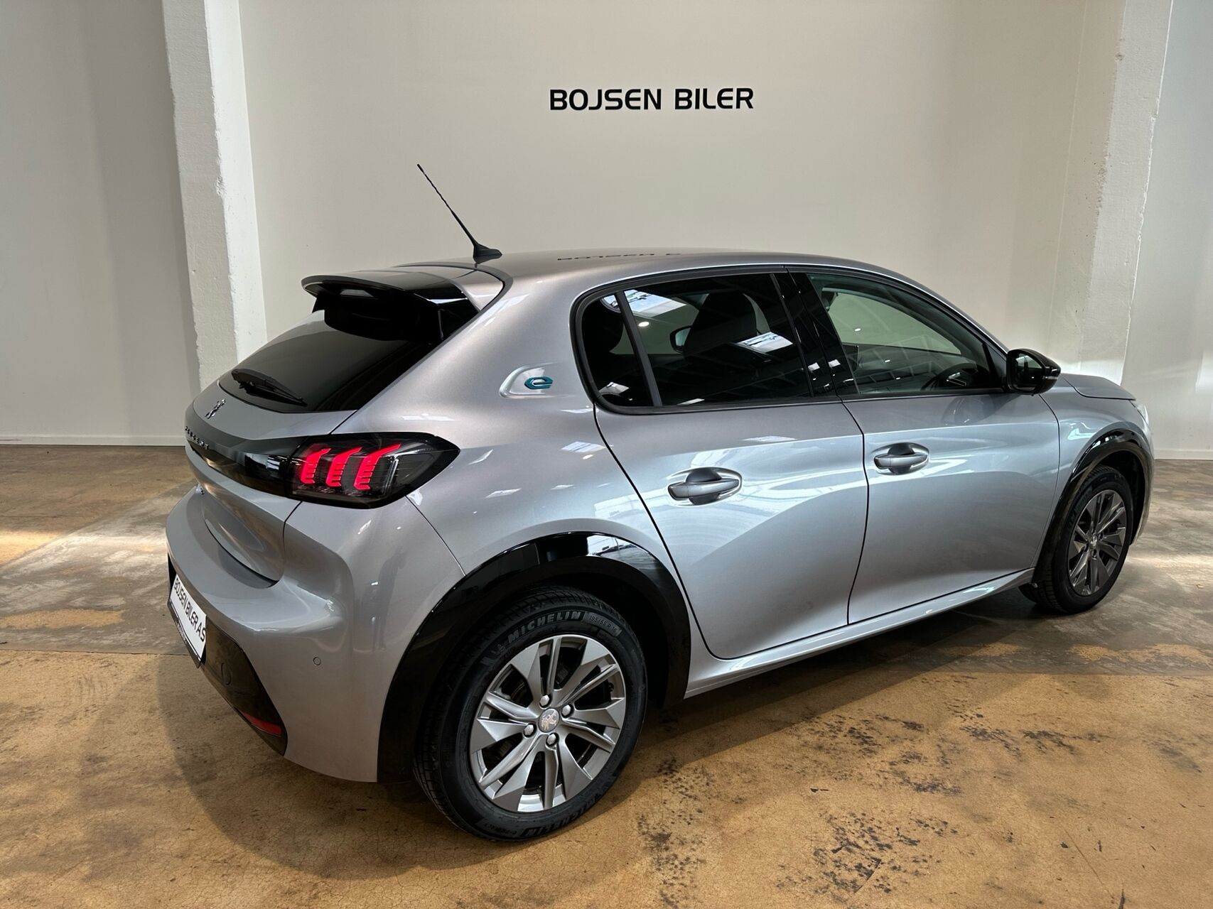 Grå Peugeot e-208 fra 2023