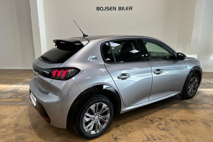 Grå Peugeot e-208 fra 2023