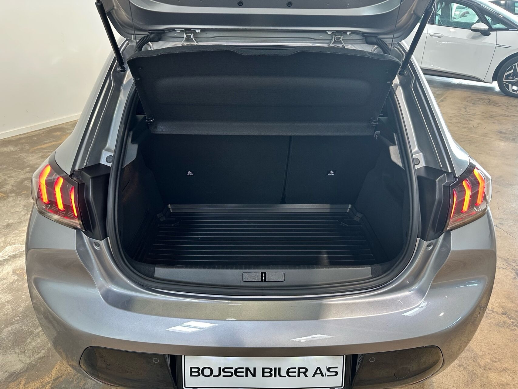 Grå Peugeot e-208 fra 2023