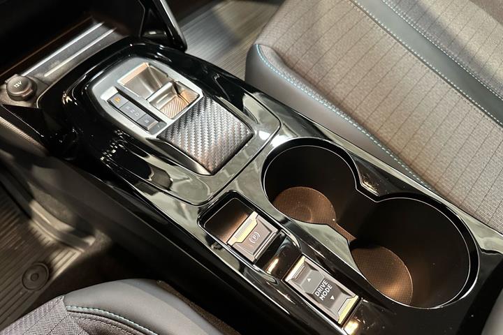 Grå Peugeot e-208 fra 2023