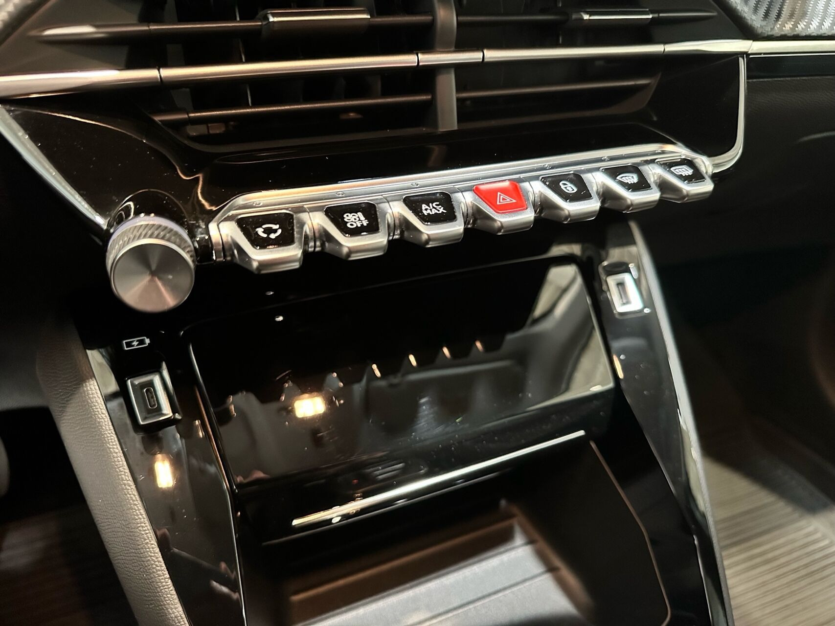 Grå Peugeot e-208 fra 2023