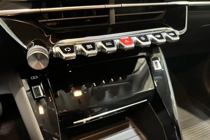 Grå Peugeot e-208 fra 2023