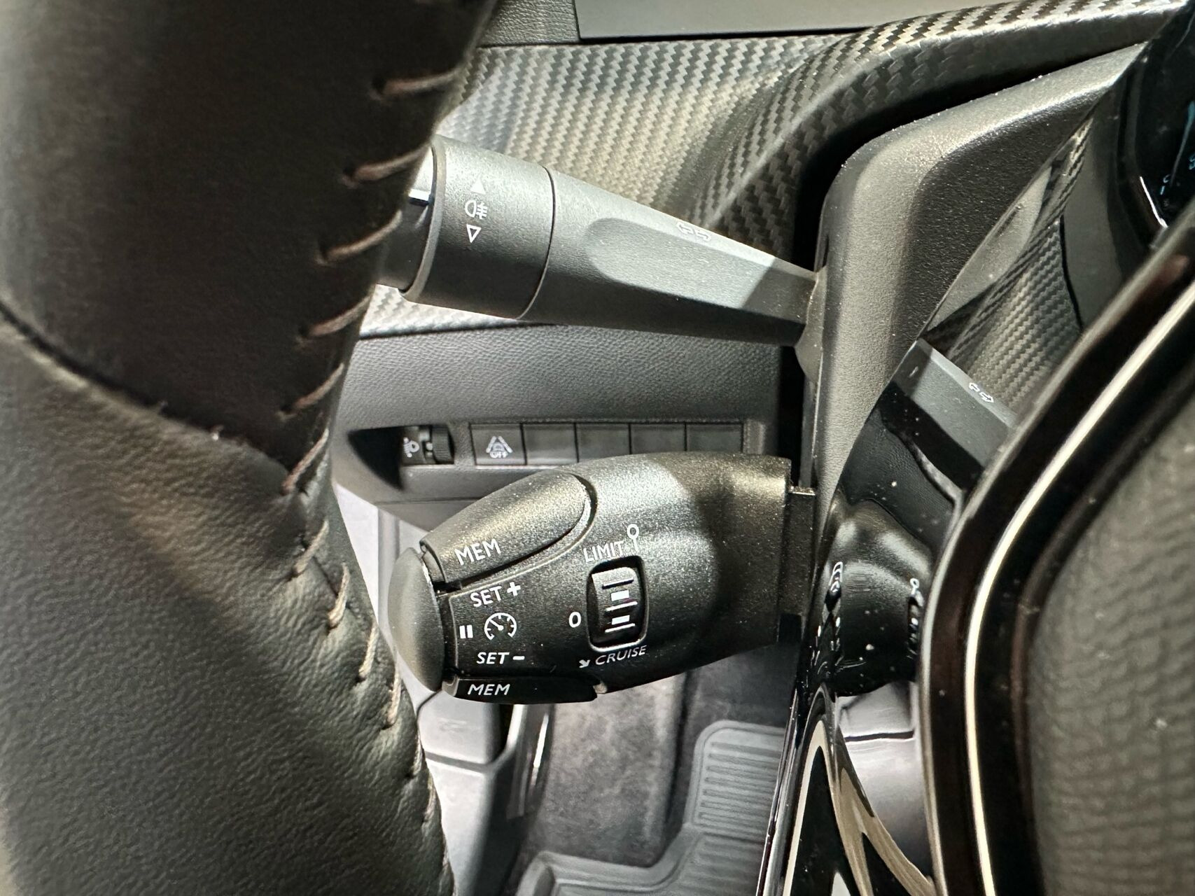 Grå Peugeot e-208 fra 2023
