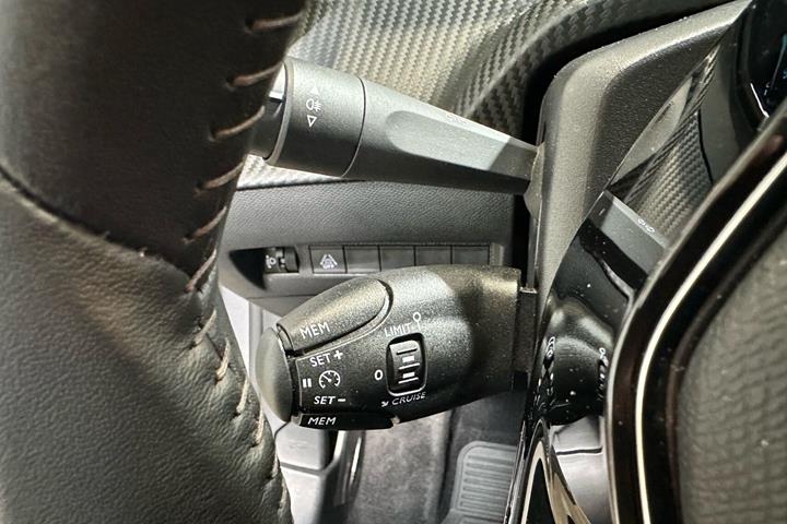 Grå Peugeot e-208 fra 2023