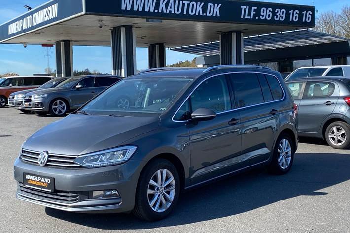 Grå VW Touran fra 2017