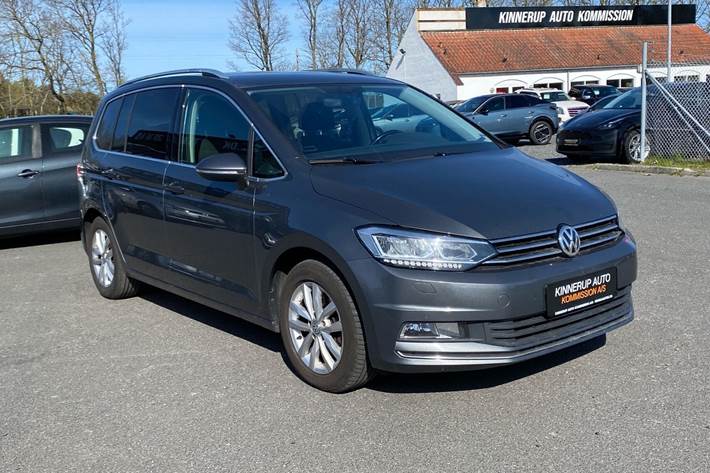 Grå VW Touran fra 2017