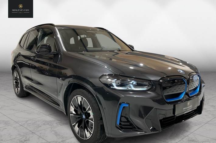 Grå BMW iX3 fra 2022 set udefra
