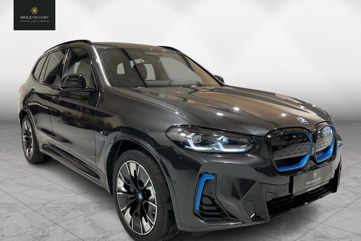 Grå BMW iX3 fra 2022 set udefra