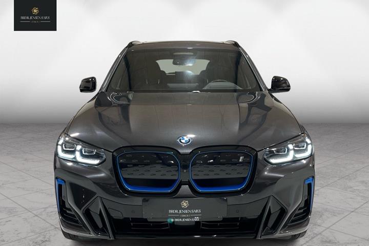 Grå BMW iX3 fra 2022