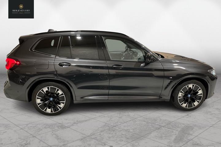 Grå BMW iX3 fra 2022