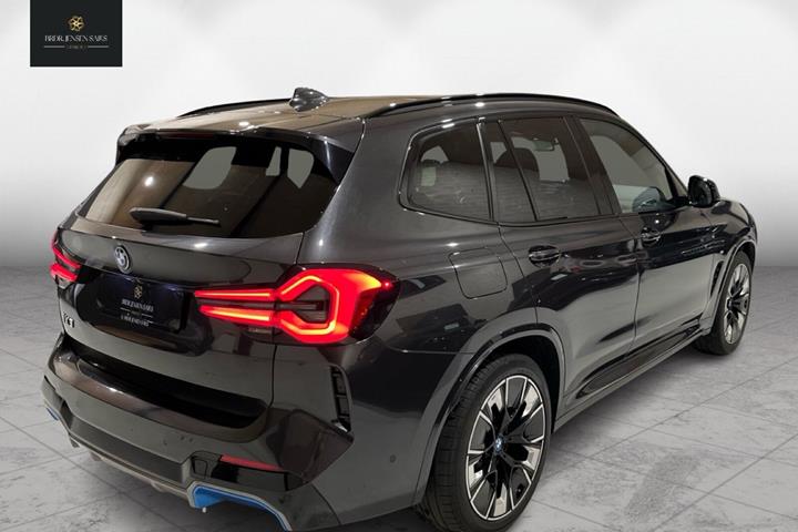 Grå BMW iX3 fra 2022