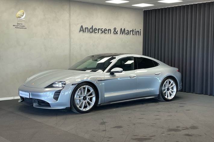 Sølv Porsche Taycan fra 2020 set udefra