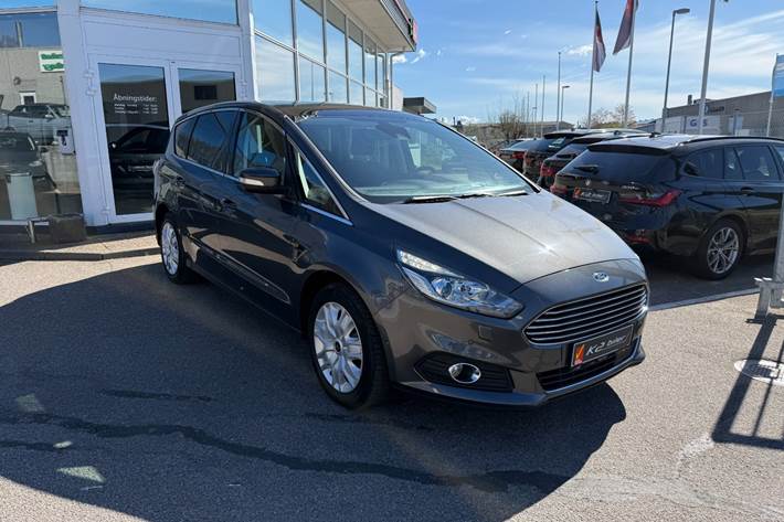 Grå Ford S-MAX fra 2017